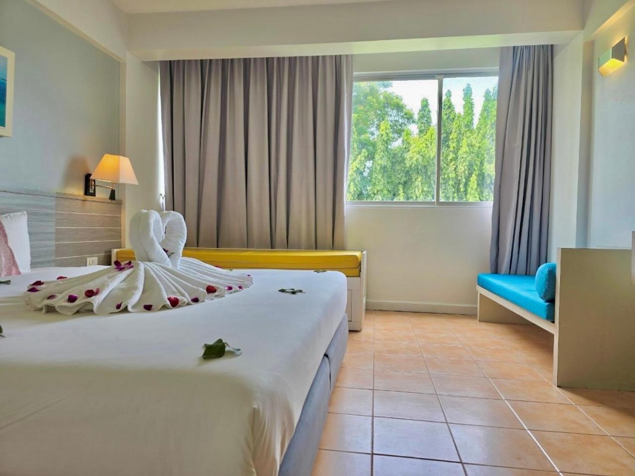 On Hotel Phuket - Sha Karon Exterior photo
