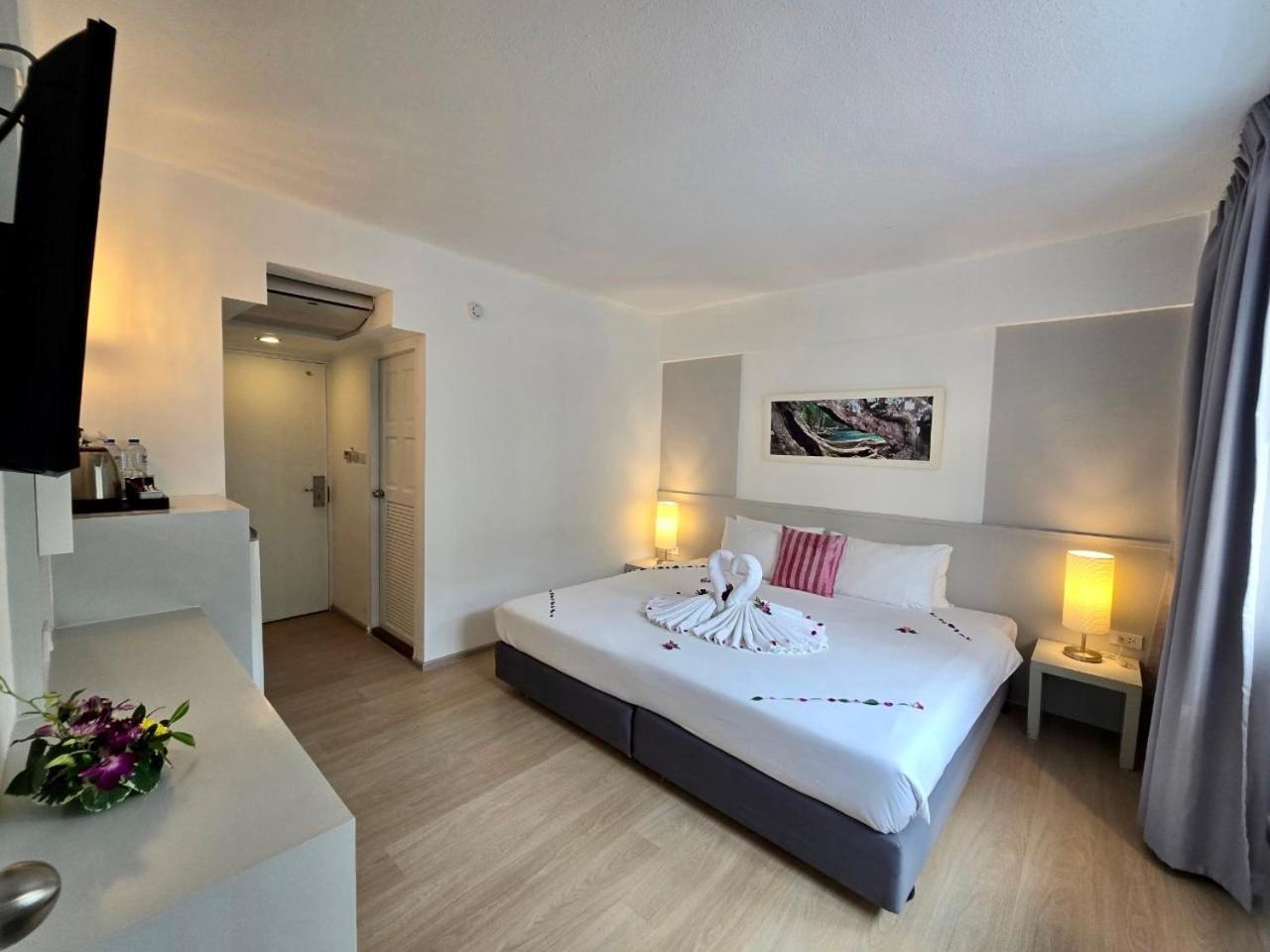 On Hotel Phuket - Sha Karon Exterior photo